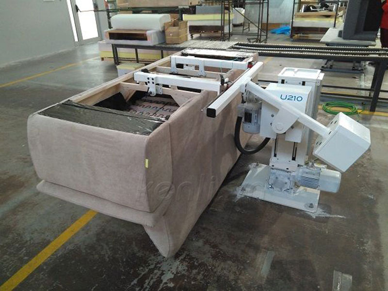 robot lắp ráp ghế sofa vải