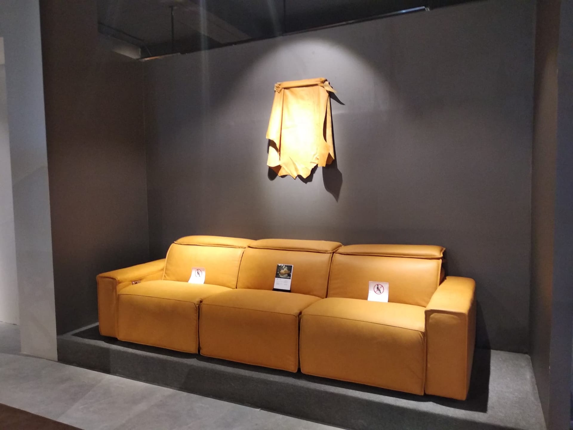 Sofa da thật EE87 - Thổi bùng vẻ đẹp đẳng cấp và tinh tế 1 sofa da thật ee87