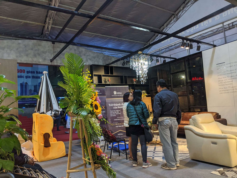 Một ngày vui tại Vietbuild Hà Nội lần 3/2019 1 Khách đến mua Sofa tại gian hàng mb663