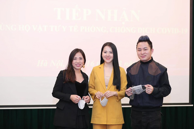 cùng ca sĩ Tùng Dương chung tay đẩy lùi COVID-19
