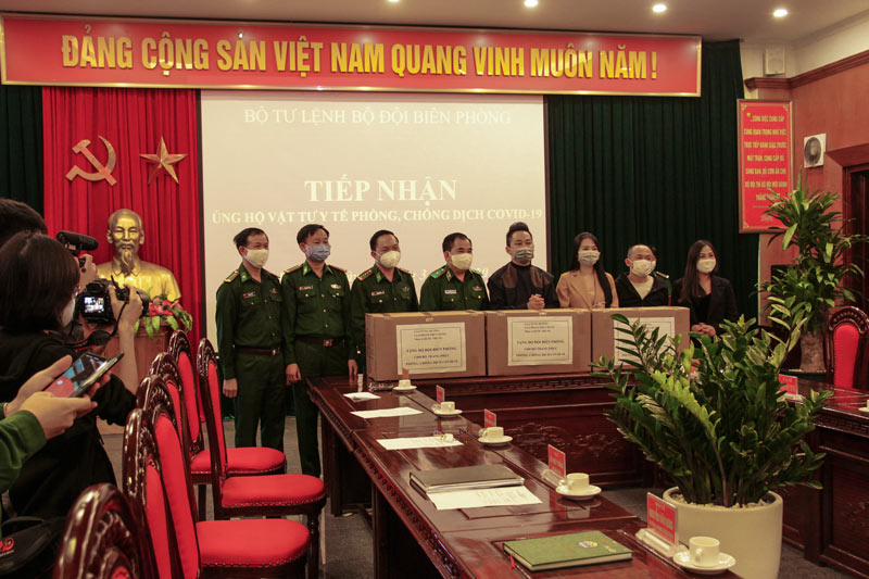 mb663 đồng hành cùng ca sĩ Tùng Dương ủng hộ 100 triệu để chung tay đẩy lùi dịch COVID-19 8 cùng ca sĩ Tùng Dương chung tay đẩy lùi COVID-19