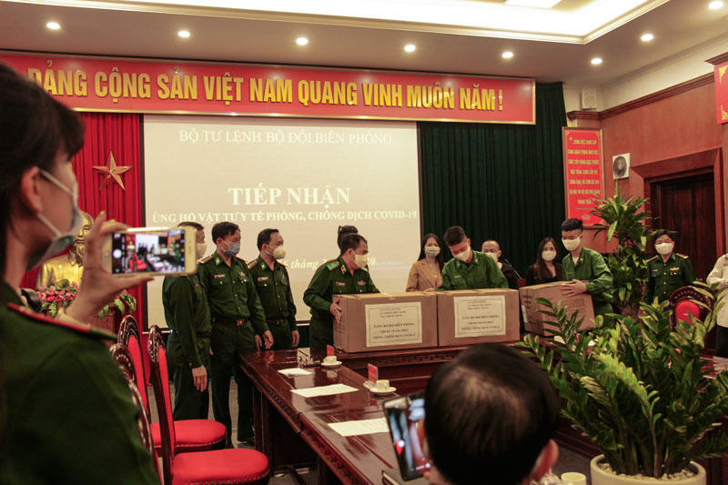 mb663 đồng hành cùng ca sĩ Tùng Dương ủng hộ 100 triệu để chung tay đẩy lùi dịch COVID-19 7 cùng ca sĩ Tùng Dương chung tay đẩy lùi COVID-19