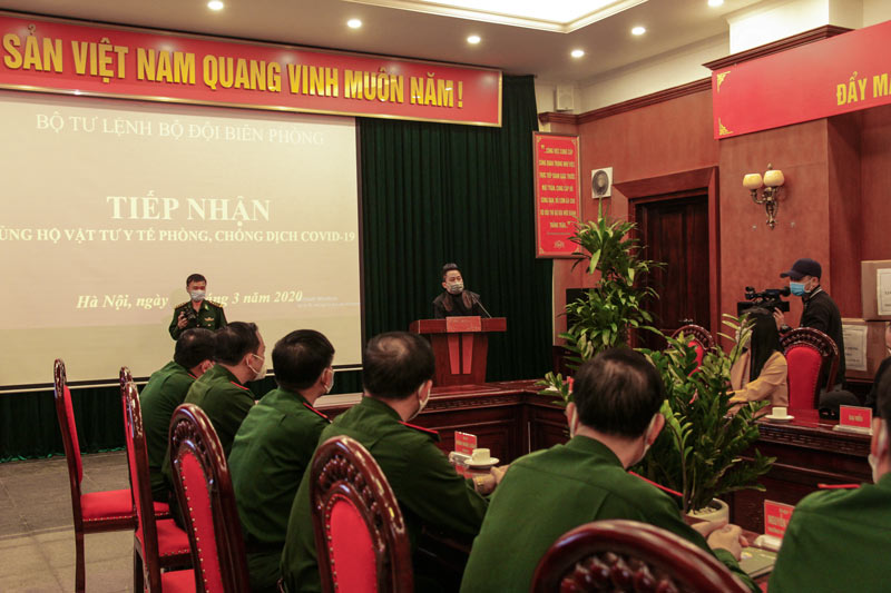 cùng ca sĩ Tùng Dương chung tay đẩy lùi COVID-19