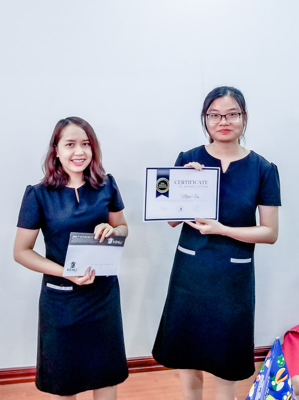 Trao thưởng cá nhân xuất sắc tháng 4 và Mừng sinh nhật tháng 5 3 trao thuong nhan vien xuat sac 12