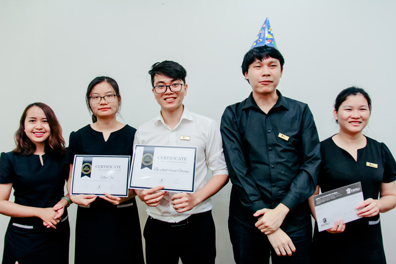 Trao thưởng cá nhân xuất sắc tháng 4 và Mừng sinh nhật tháng 5 4 trao thuong nhan vien xuat sac 3