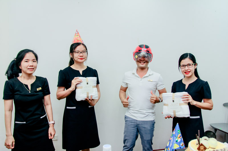 Trao thưởng cá nhân xuất sắc tháng 4 và Mừng sinh nhật tháng 5 10 trao thuong nhan vien xuat sac 4