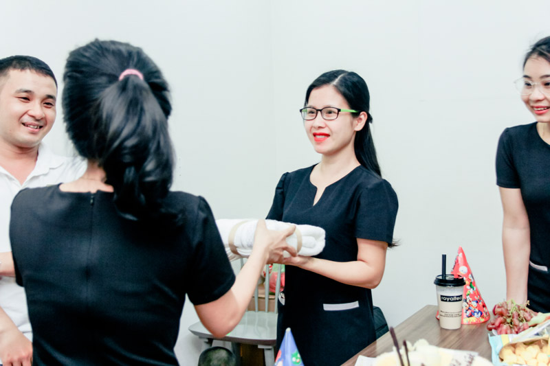 Trao thưởng cá nhân xuất sắc tháng 4 và Mừng sinh nhật tháng 5 11 trao thuong nhan vien xuat sac 5