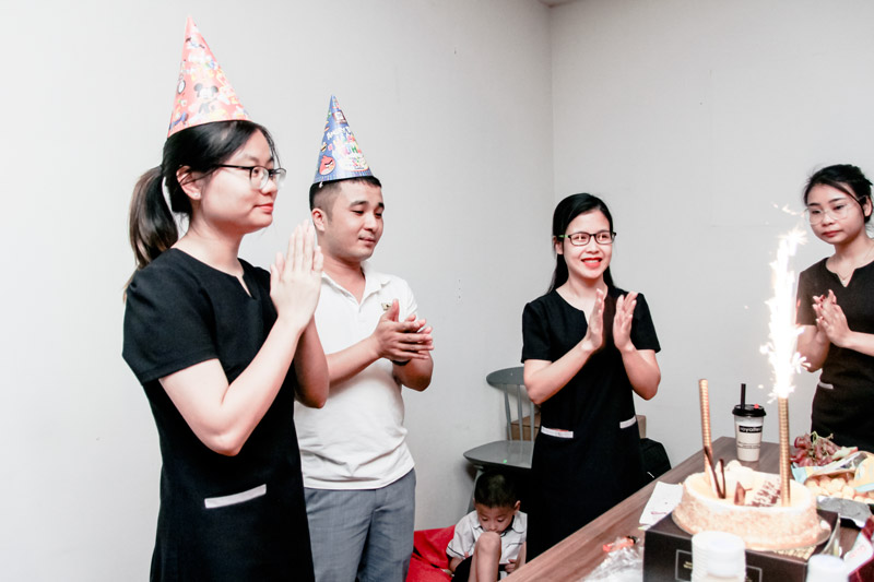 Trao thưởng cá nhân xuất sắc tháng 4 và Mừng sinh nhật tháng 5 9 trao thuong nhan vien xuat sac 6