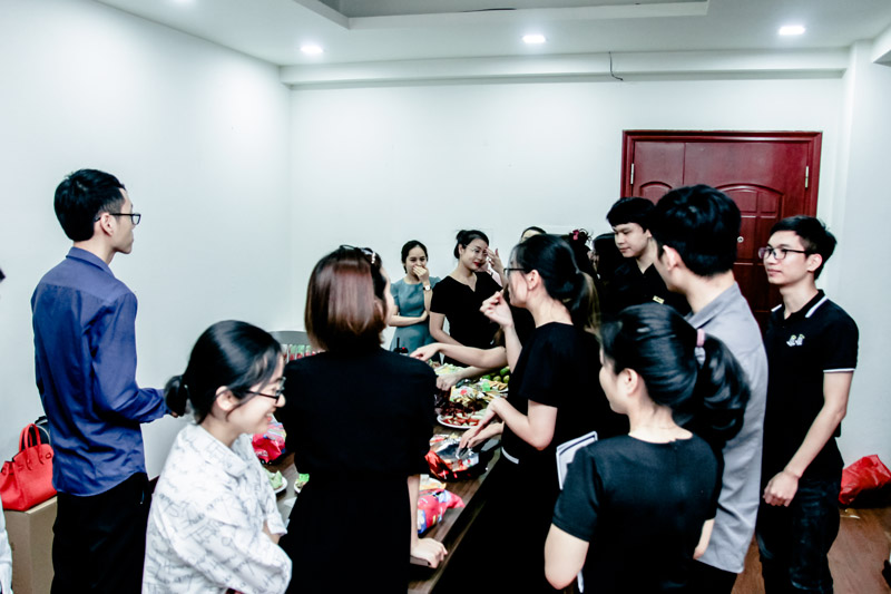 Trao thưởng cá nhân xuất sắc tháng 4 và Mừng sinh nhật tháng 5 12 trao thuong nhan vien xuat sac 8