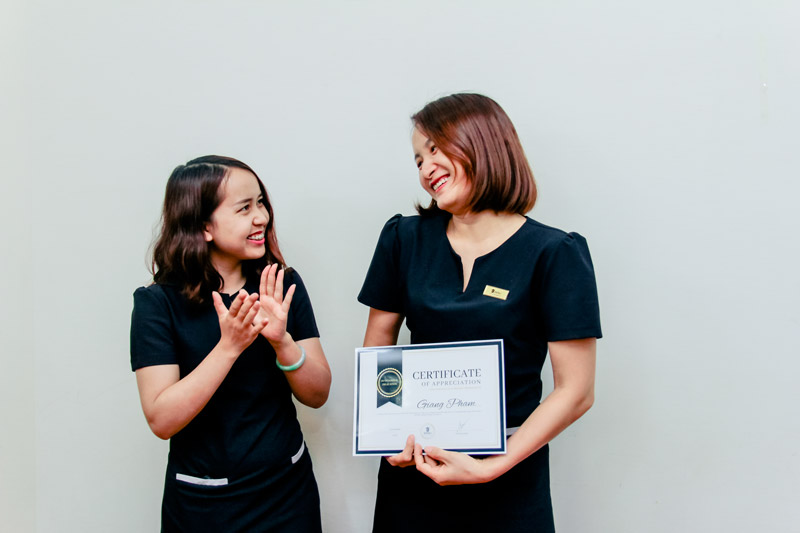 Trao thưởng cá nhân xuất sắc tháng 4 và Mừng sinh nhật tháng 5 2 trao thuong nhan vien xuat sac
