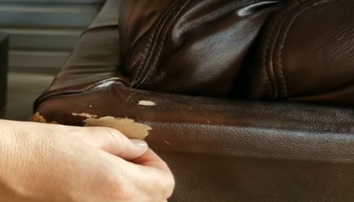Hướng Dẫn Cách Xử Lý Sofa Da Bị Bong Tróc/Nổ da 4 Kiểm tra phần da hư hỏng và làm sạch