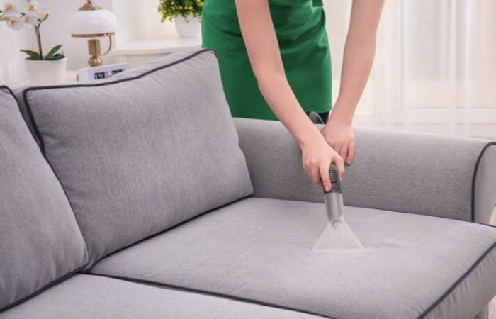 Cách vệ sinh ghế sofa hàng ngày không phải ai cũng làm đúng 1 Vệ sinh ghế Sofa hằng ngày bằng máy hụt bụi