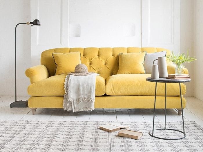 Sofa tân cổ điển nổi bật với hoa văn thêu quả trám Sofa tân cổ điển nổi bật với hoa văn thêu quả trám