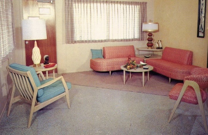 Bố cục cổ điển và màu sắc của phòng khách mang đậm tính Retro 1950s