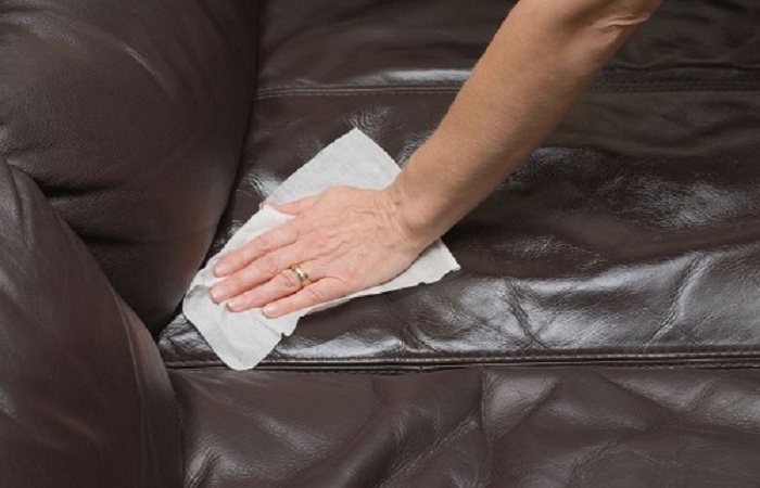 Sử dụng khăn lau sạch vết ẩm mốc