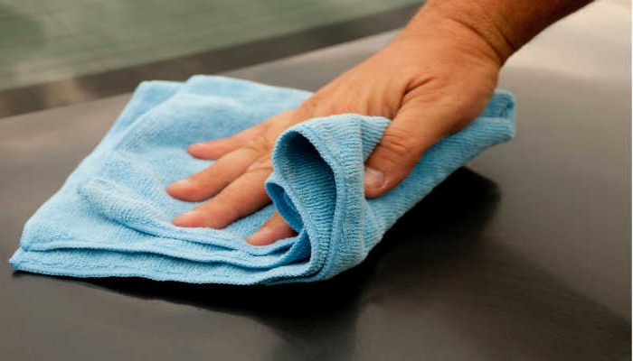 Dùng khăn mềm lau sạch sẽ bàn kính