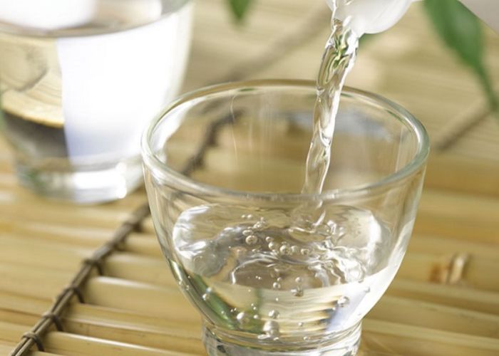 Cách Vệ Sinh Mặt Bàn Ăn Sạch Dầu Mỡ Nhanh Chóng 1 Giấm ăn được mệnh danh là anh hùng tẩy vết bẩn