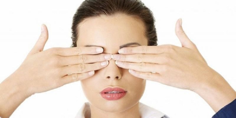 Cách úp mắt để thư giãn khi mệt mỏi