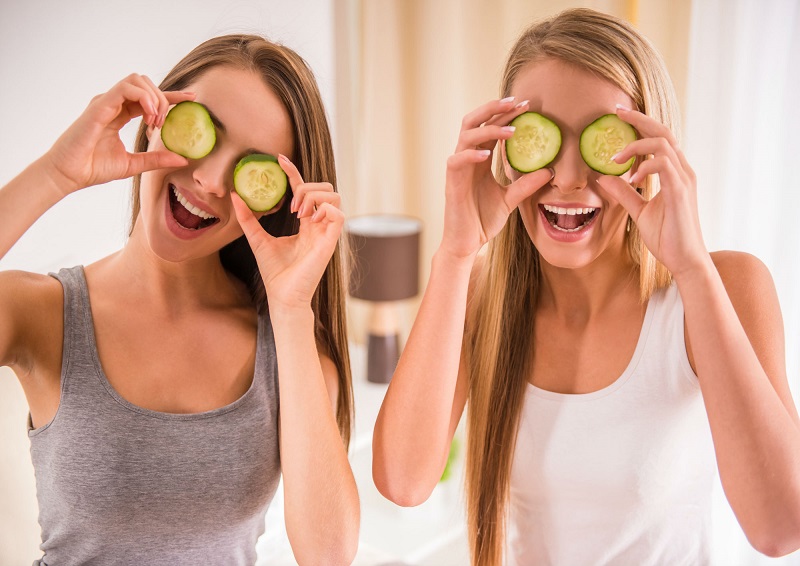 Đắp dưa chuột cho đôi mắt cũng là một gợi ý hay