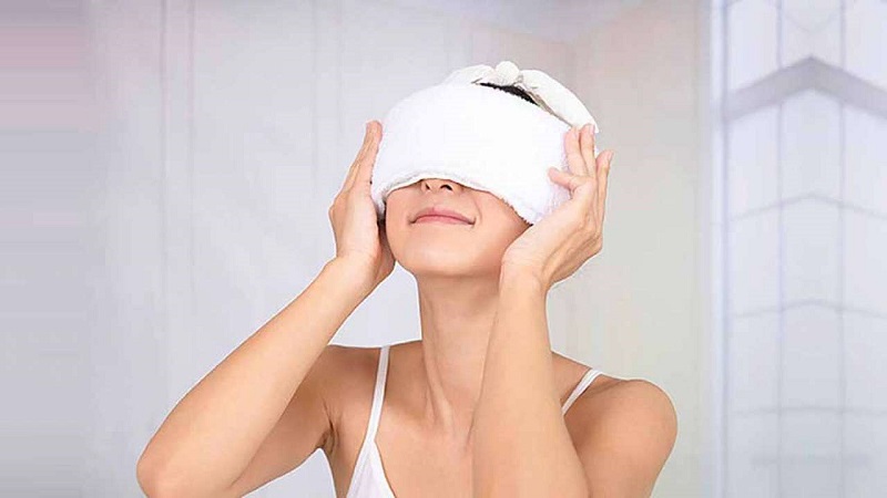 Đắp khăn nóng lạnh để thư giãn cho mắt khỏi mệt nhoài