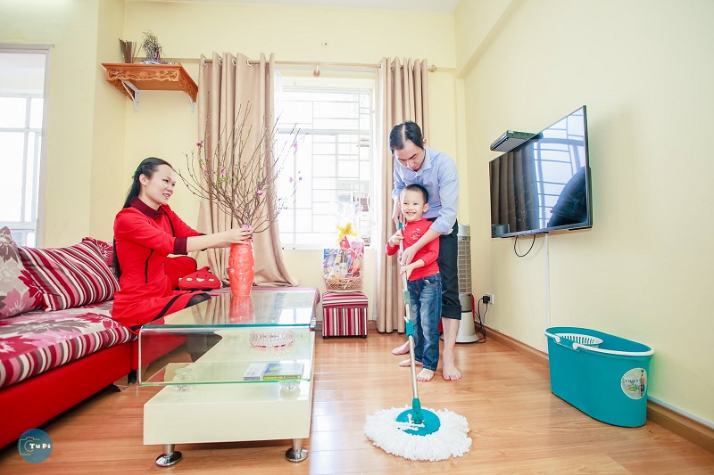 Gia đình cùng nhau dọn dẹp nhà cửa đón Tết
