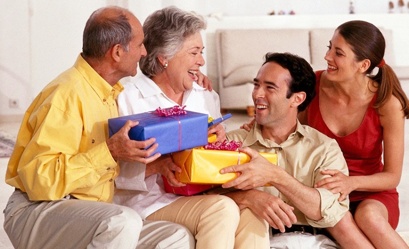 8 Món Quà Tết Cho Bố Mẹ Vợ Ghi Điểm Tốt Nhất