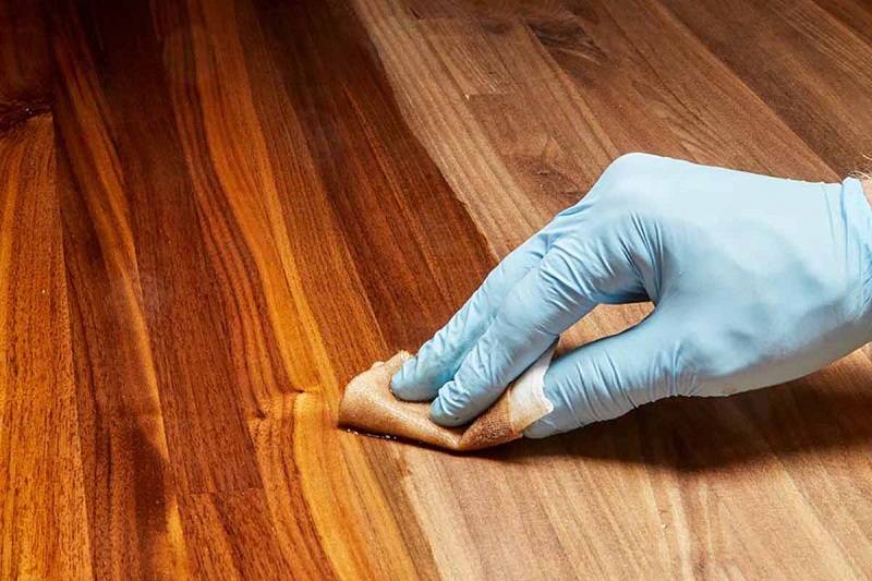 Đánh vecni để che đi chỗ bị mối mọt ăn Đánh vecni để che đi chỗ bị mối mọt ăn