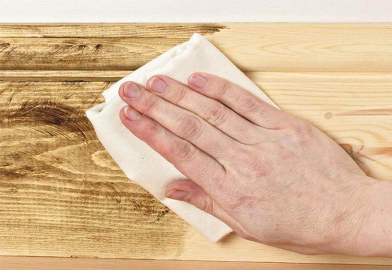 Đánh sáp cần phải có kinh nghiệm để lớp bề ngoài gỗ luôn mới Đánh sáp cần phải có kinh nghiệm để lớp bề ngoài gỗ luôn mới