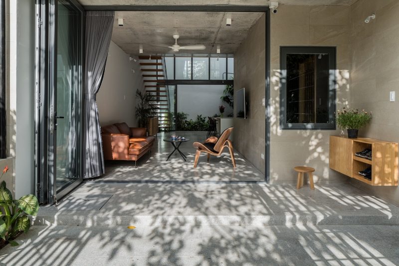 Sân trước của nhà bậc thang