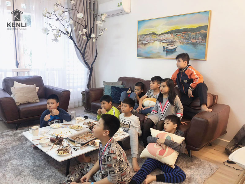 sofa phòng khách nhỏ có trẻ nhỏ