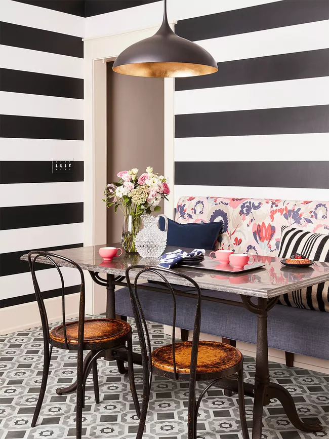 5 Mẫu Thiết Kế Nội Thất Cho Phòng Ăn Nhỏ Thanh Lịch, Hiện Đại 3 dining black white stripes floral d4c2f006 693b4c6915e54887a2711cc28d5f89e5
