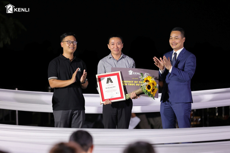 mb66 mb663 & Lễ Trao Giải Ashui Awards 2022: Những Ấn Tượng Khó Quên 3 Đại diện Nội thất mb663 & KTS Lê Việt Hà chung vui cùng KTS Nguyễn Xuân Minh