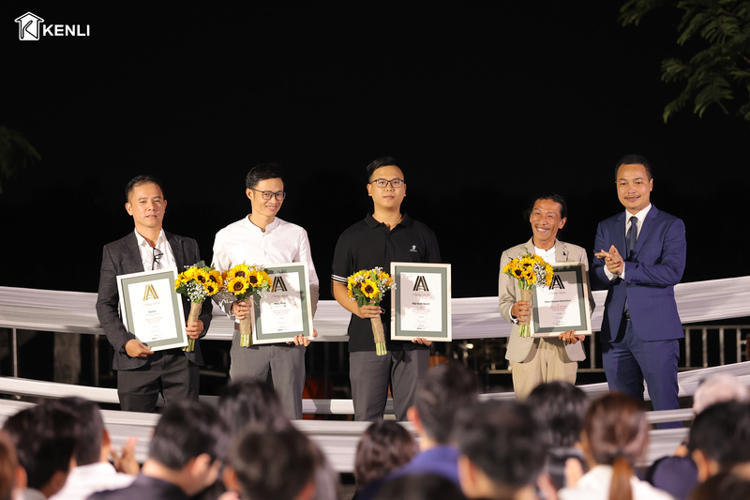 mb66 mb663 & Lễ Trao Giải Ashui Awards 2022: Những Ấn Tượng Khó Quên 4 Đại diện mb663 nhận giấy chứng nhận từ KTS Lê Việt Hà - Chủ tịch Ashui.com