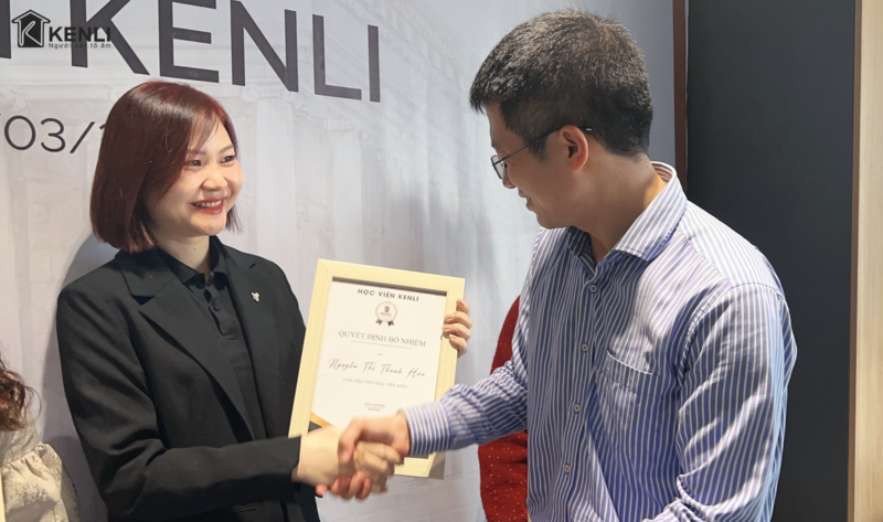 Chủ tịch Lê Đình Kiên trao bằng chứng nhận Học viện mb663