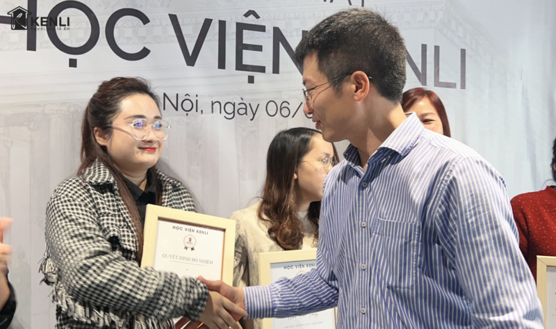 Chủ tịch Lê Đình Kiên trao bằng chứng nhận Học viện mb663