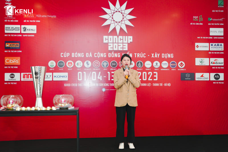 mb663 Đồng Hành Cùng Giải Bóng Đá CONCUP 2023 5 Đại diện của Nội thất mb663 - Bà Liên Jolie - Giám đốc mb663 Công ty Cổ phần Đầu tư mb663 chia sẻ tại buổi lễ