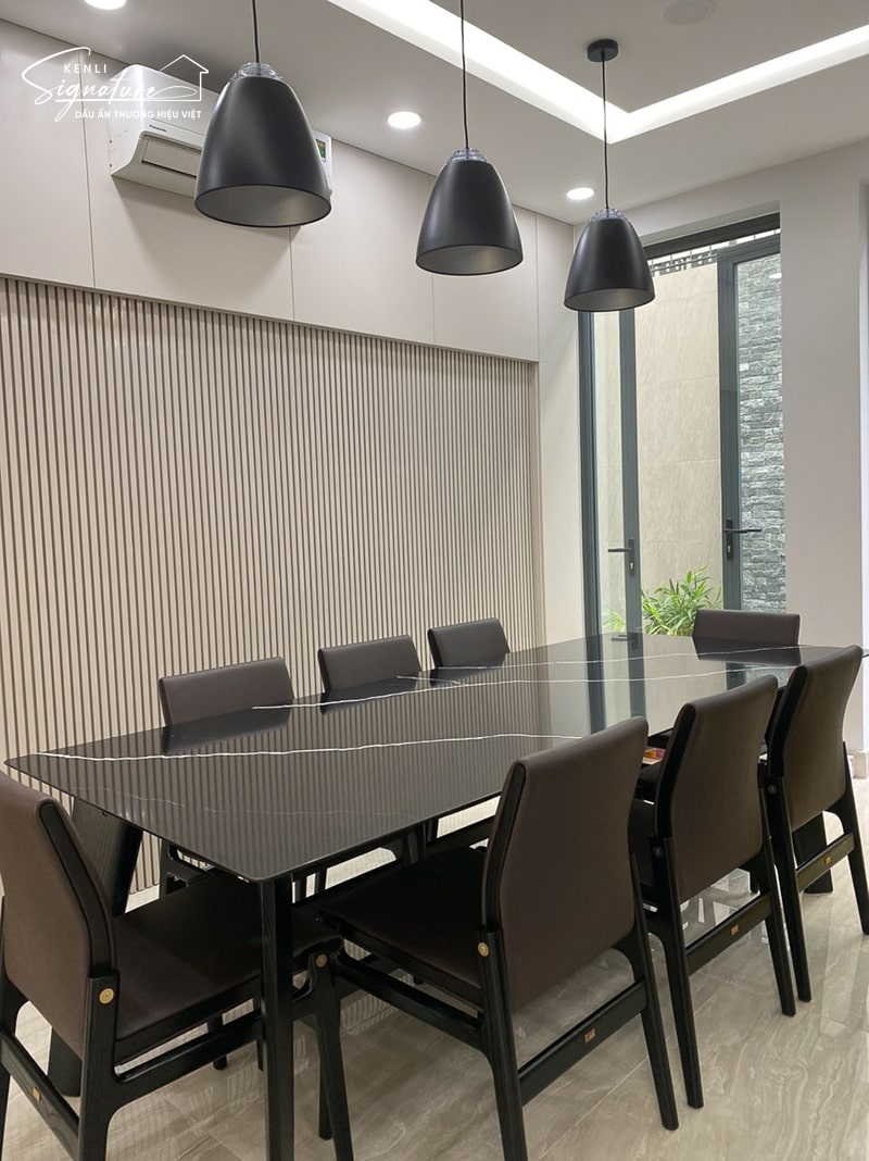 bàn ăn mặt đá 8 ghế HENRY vân kéo chân